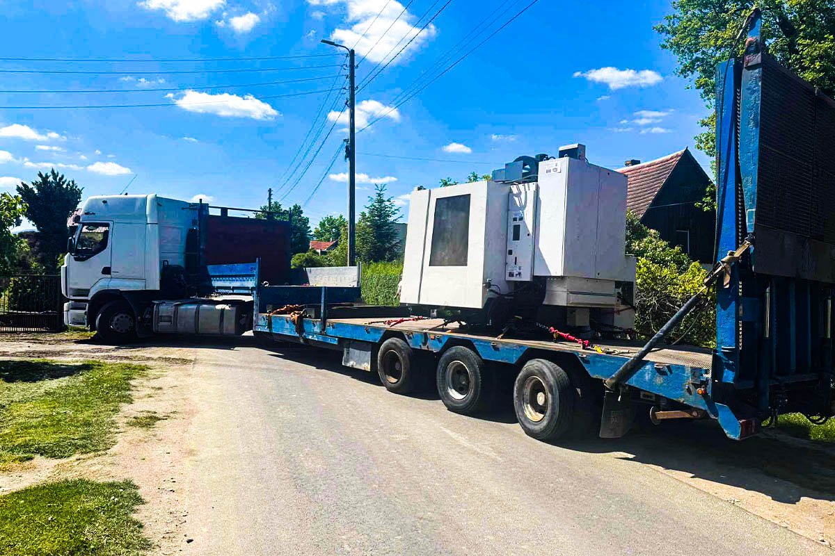 Transport maszyny na ciężarówce niskopodwoziowej